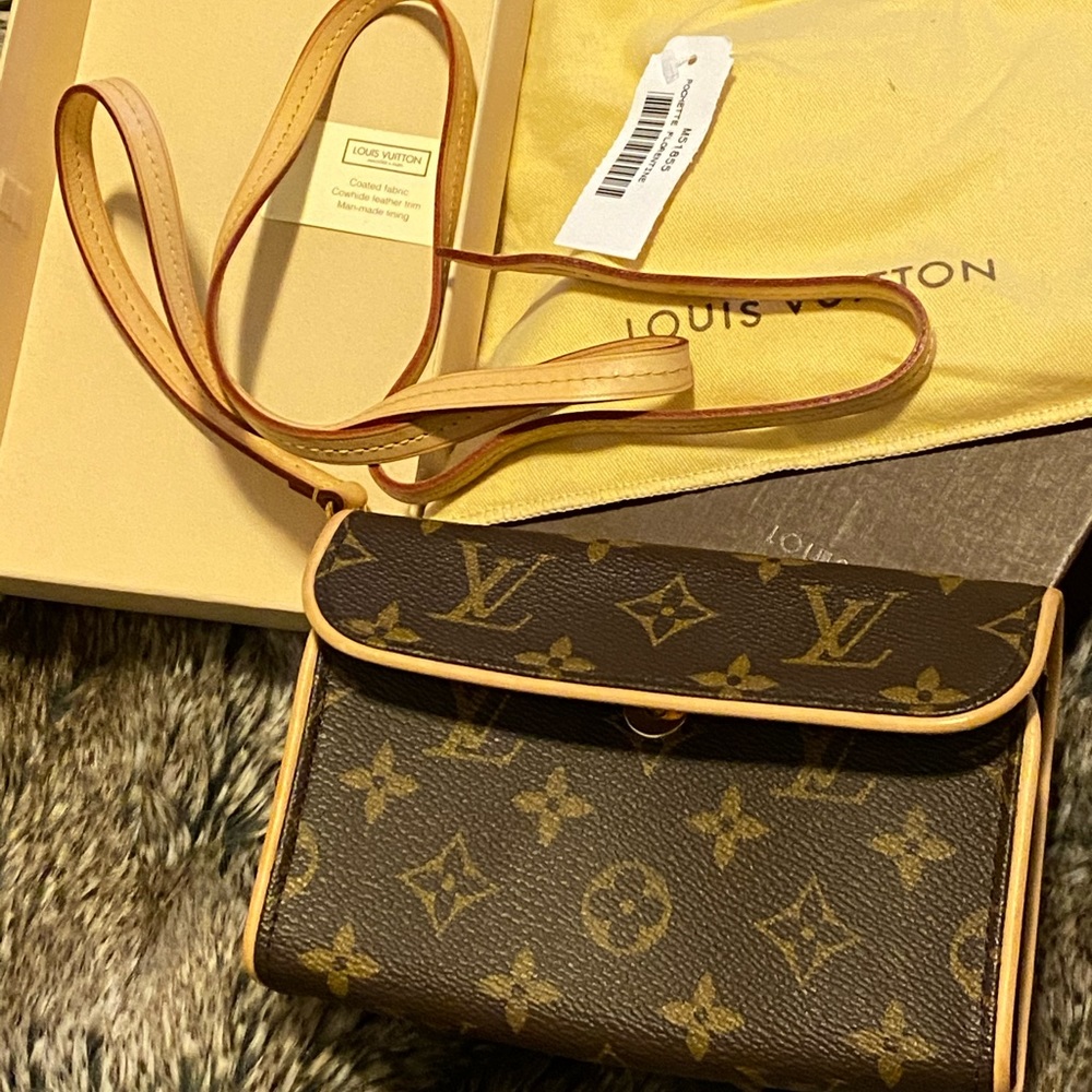 Like new Vuitton pochette Florentine belt bag